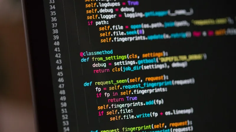 Nahaufnahme eines Bildschirms mit farbig hervorgehobenem Programmcode.
