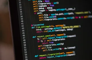 Nahaufnahme eines Bildschirms mit farbig hervorgehobenem Programmcode.